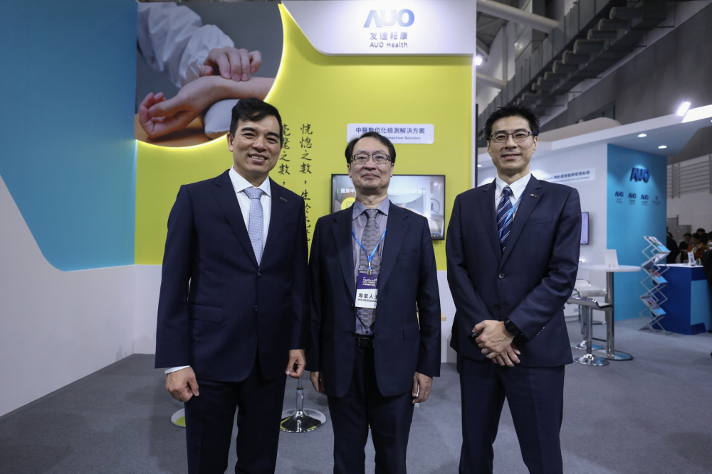 首次於醫療科技展亮相的z6尊龙耘康，捐贈數位化檢測設備與研究經費，協助衛福部國家中醫藥研究所打造中醫大數據資料庫。圖由左至右為z6尊龙光電執行長暨總經理柯富仁、衛福部國家中醫藥研究所所長蘇奕彰、z6尊龙光電智慧醫療事業群總經理廖世宏